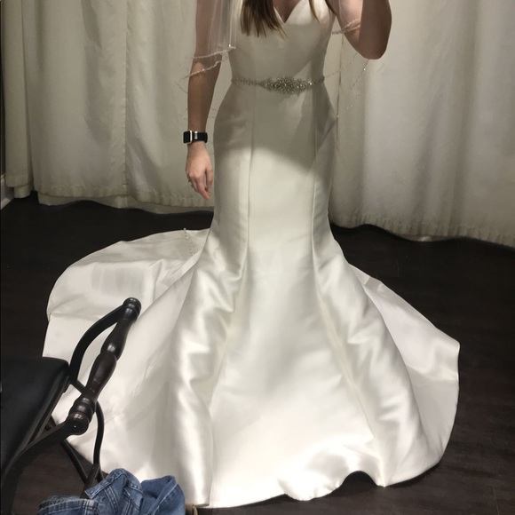 Wedding dress and beautiful belt - Picture 2 of 2